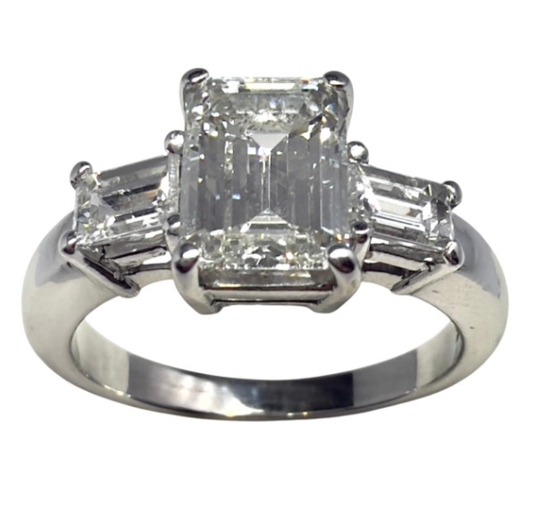 Solitario de oro blanco y diamante talla esmeralda 1,50cts+0,50cts