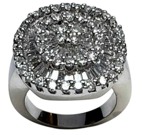 Sortija de oro blanco y diamantes brillantes y trapecios