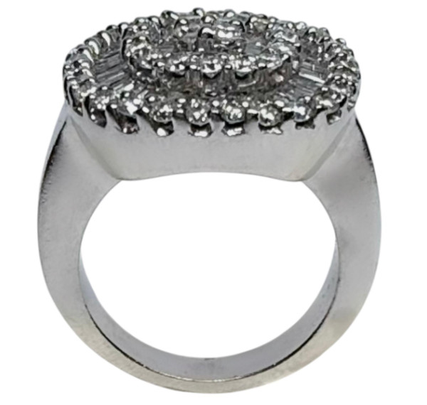 Sortija de oro blanco y diamantes brillantes y trapecios